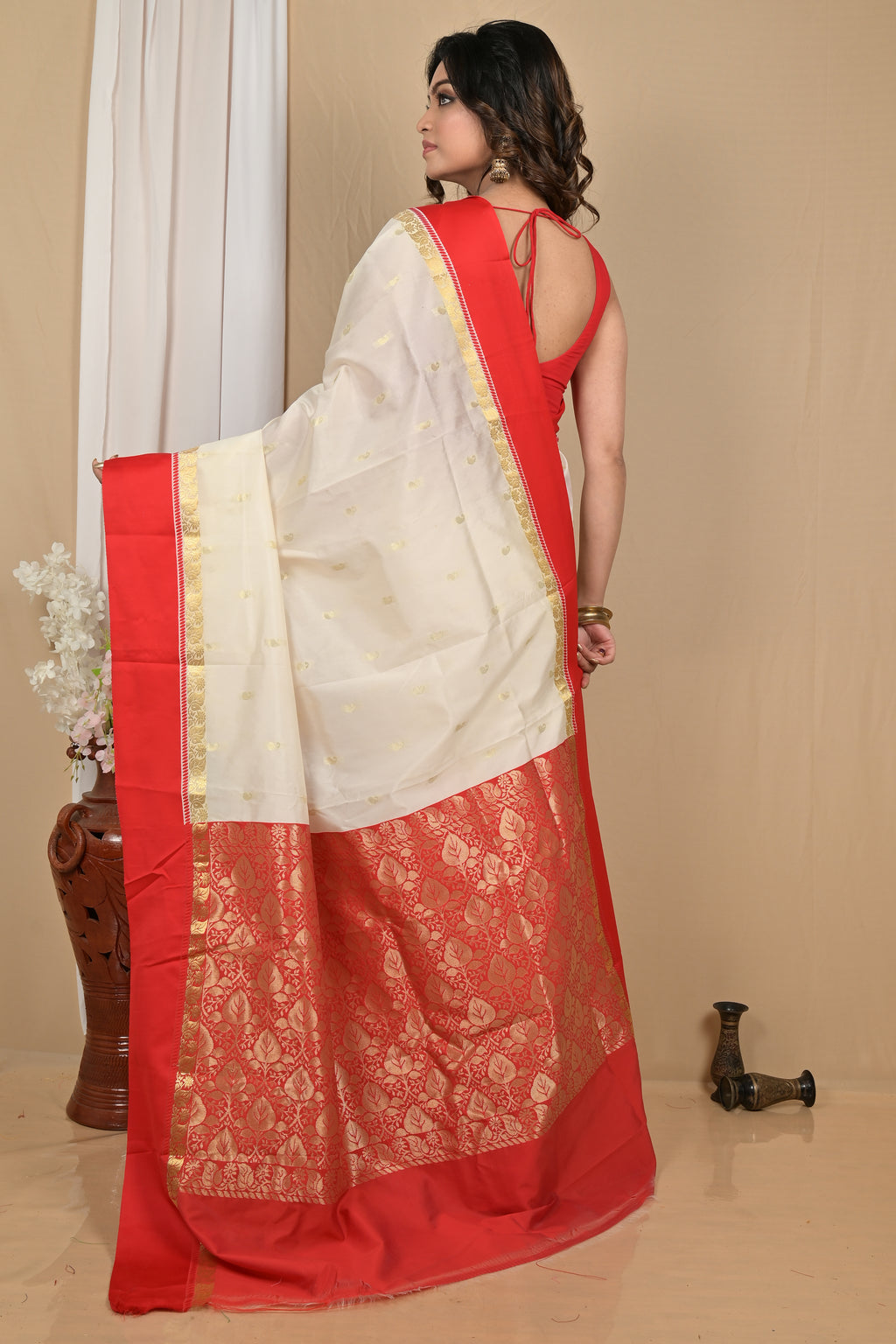 Tasar_red paar white