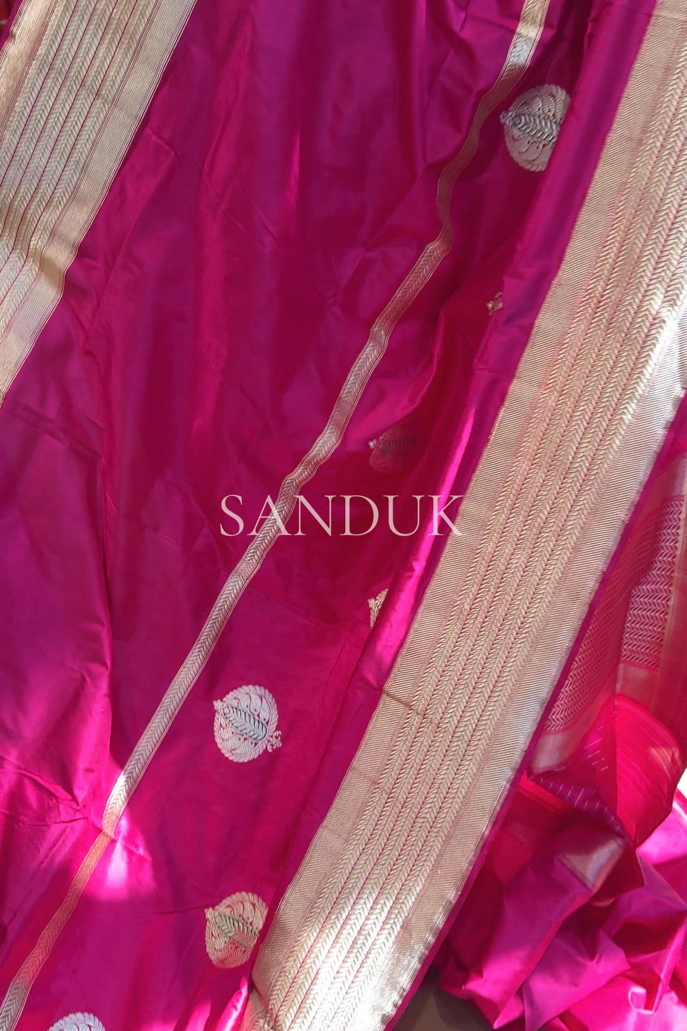 Gulabi Buta (Saree)